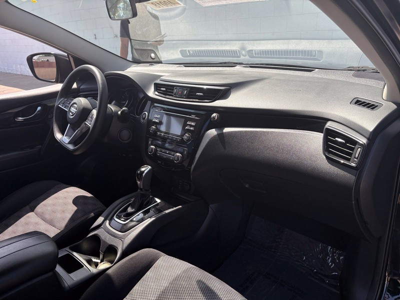 Nissan Rogue Sport Vehicle Full-screen Gallery Image 18