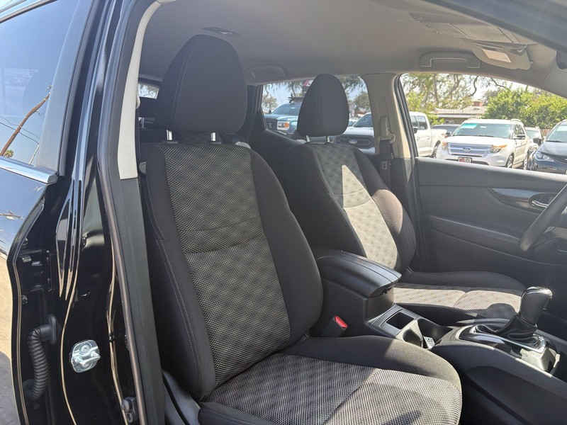Nissan Rogue Sport Vehicle Full-screen Gallery Image 19