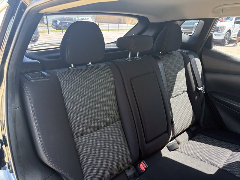 Nissan Rogue Sport Vehicle Full-screen Gallery Image 20