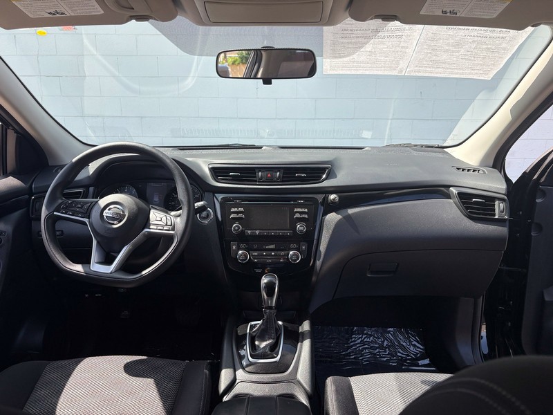 Nissan Rogue Sport Vehicle Full-screen Gallery Image 21