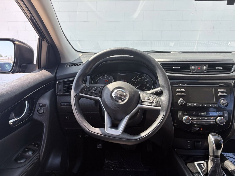Nissan Rogue Sport Vehicle Full-screen Gallery Image 23
