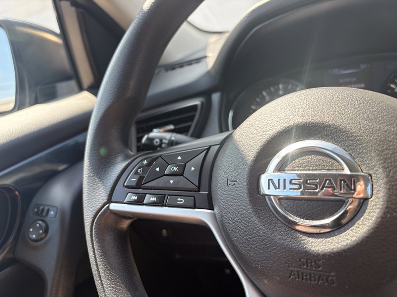 Nissan Rogue Sport Vehicle Full-screen Gallery Image 24