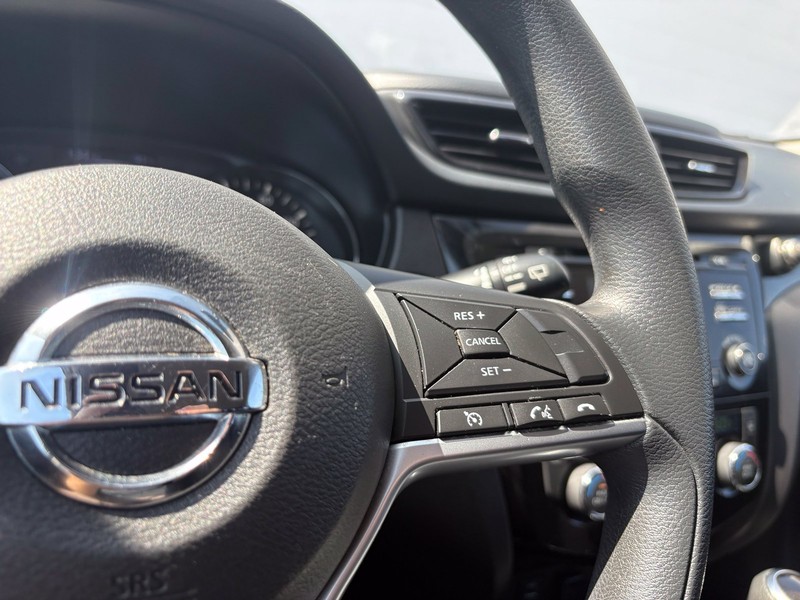 Nissan Rogue Sport Vehicle Full-screen Gallery Image 25