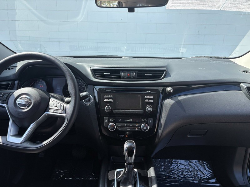 Nissan Rogue Sport Vehicle Full-screen Gallery Image 26
