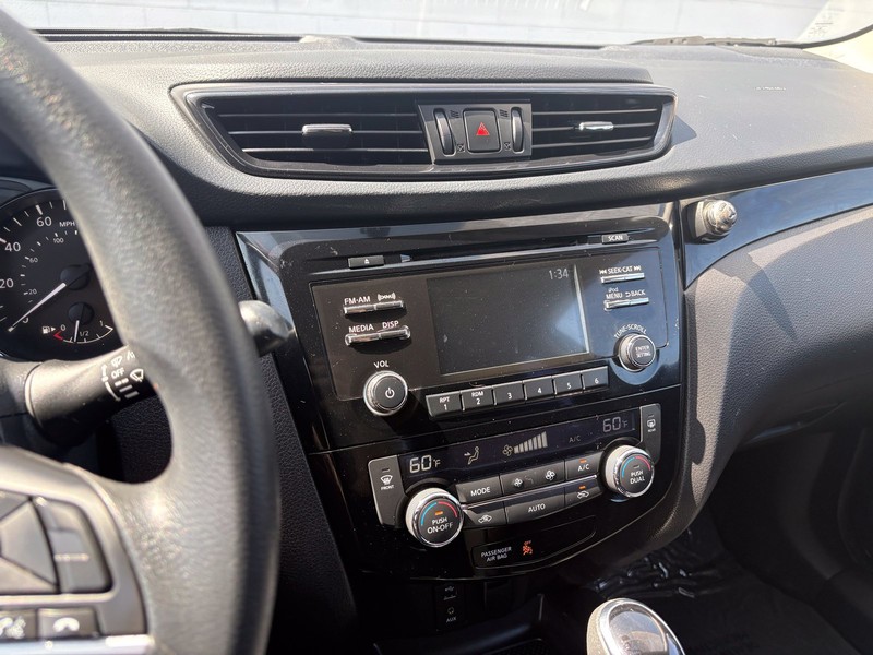 Nissan Rogue Sport Vehicle Full-screen Gallery Image 27
