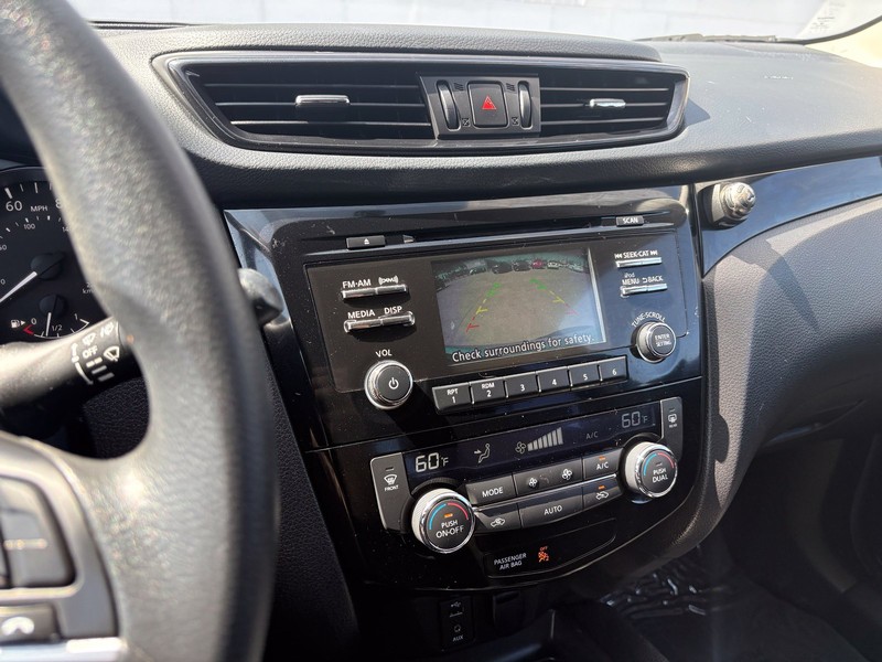 Nissan Rogue Sport Vehicle Full-screen Gallery Image 28