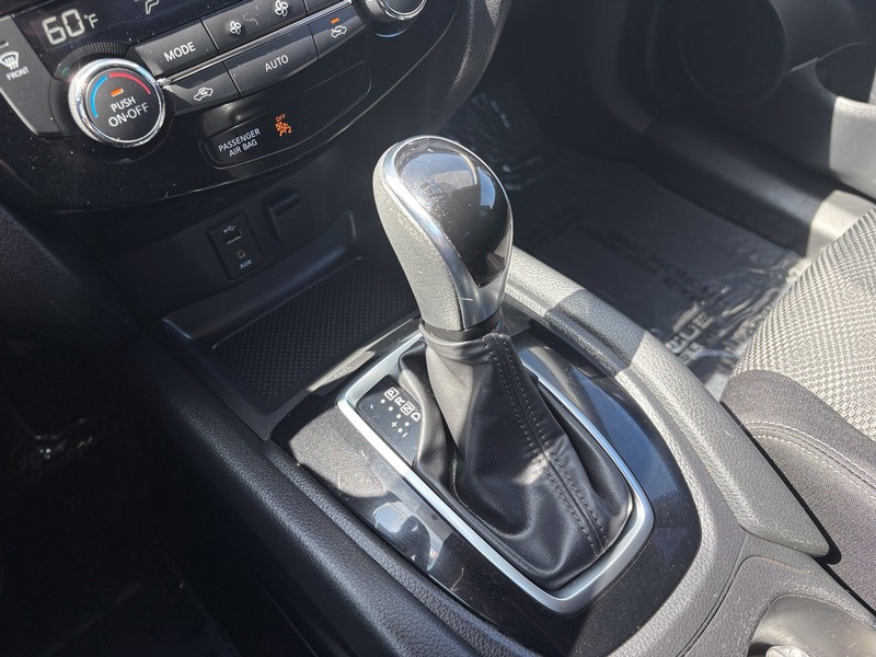 Nissan Rogue Sport Vehicle Full-screen Gallery Image 29