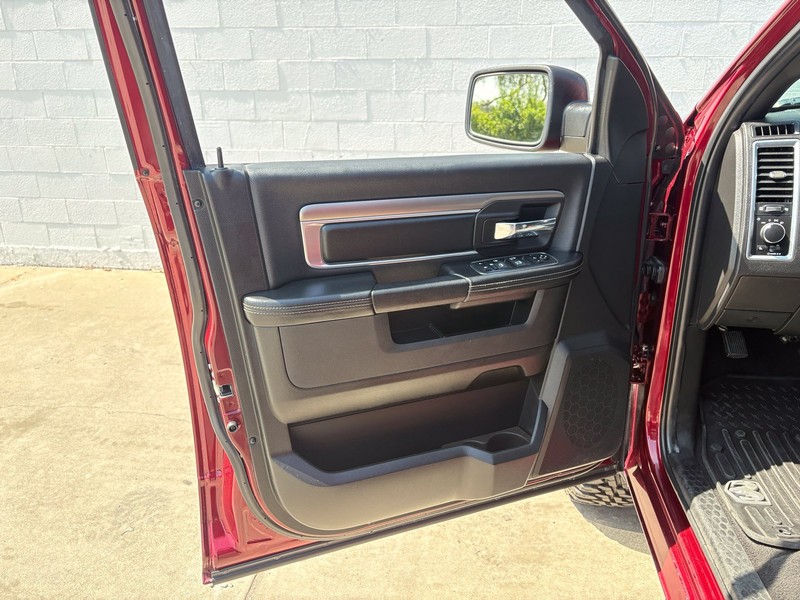 Ram 1500 Classic Vehicle Full-screen Gallery Image 14