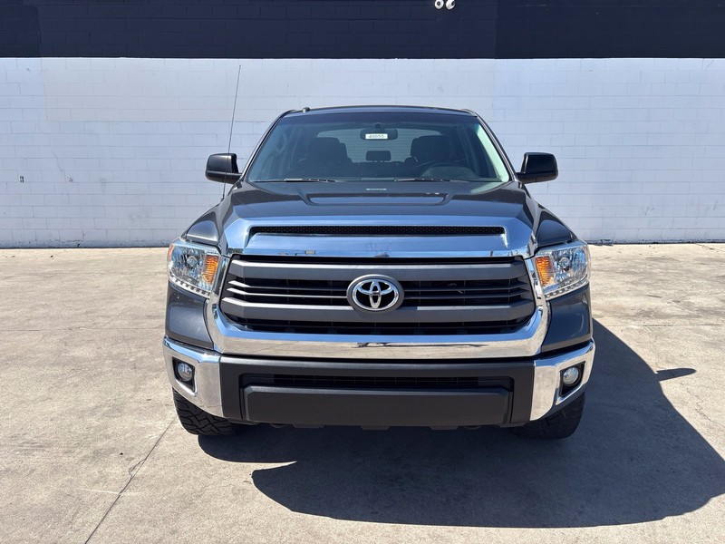 Toyota Tundra 4WD Vehicle Full-screen Gallery Image 02