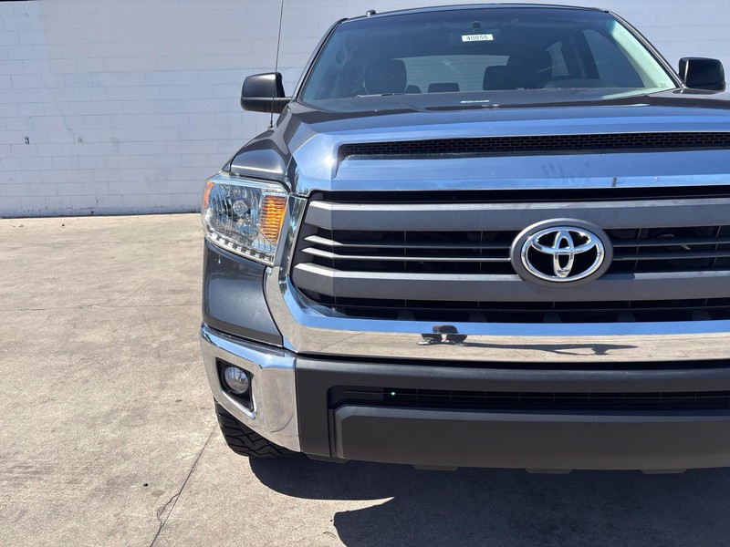 Toyota Tundra 4WD Vehicle Full-screen Gallery Image 03