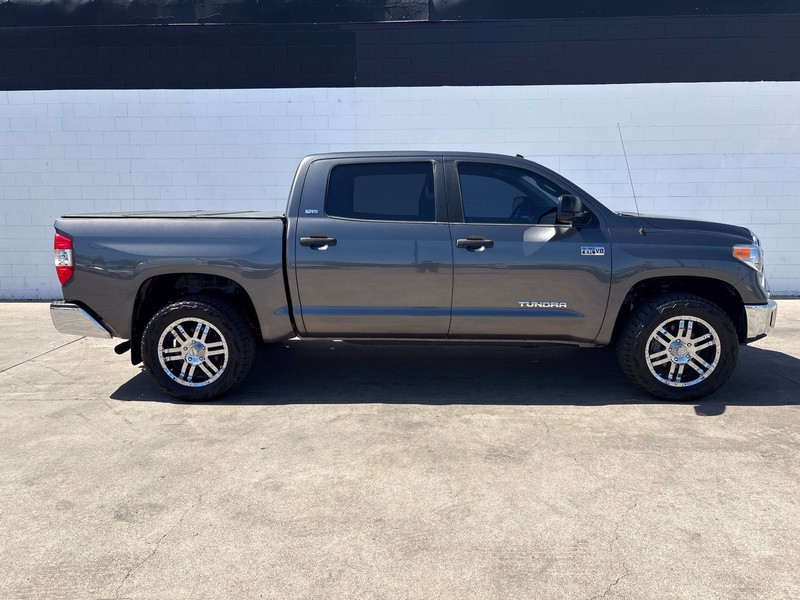 Toyota Tundra 4WD Vehicle Full-screen Gallery Image 04