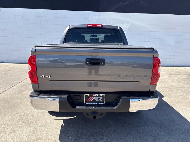 Toyota Tundra 4WD Vehicle Full-screen Gallery Image 06