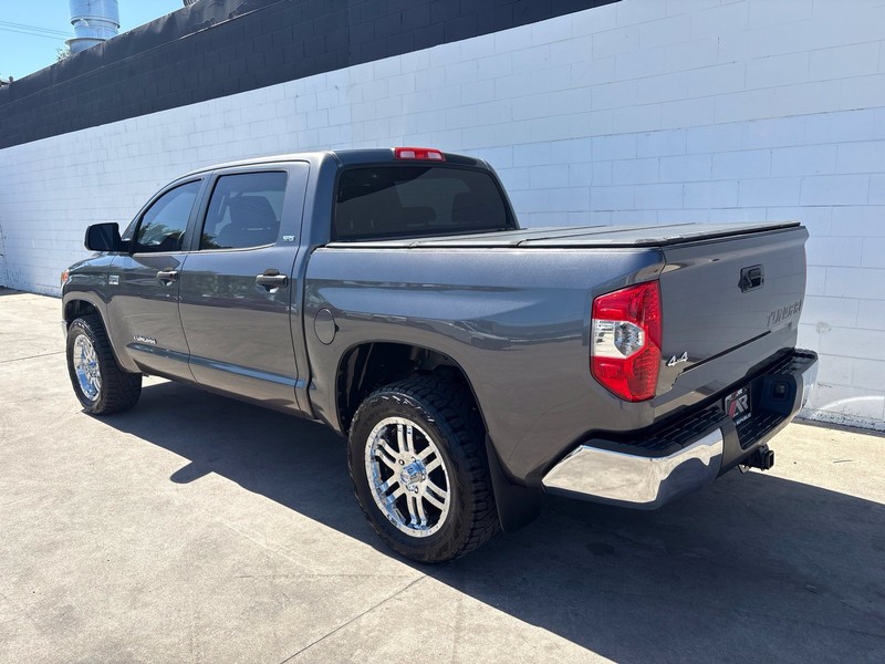 Toyota Tundra 4WD Vehicle Full-screen Gallery Image 09
