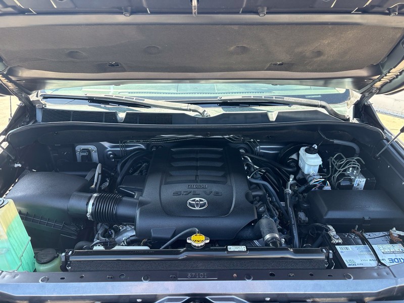 Toyota Tundra 4WD Vehicle Full-screen Gallery Image 12