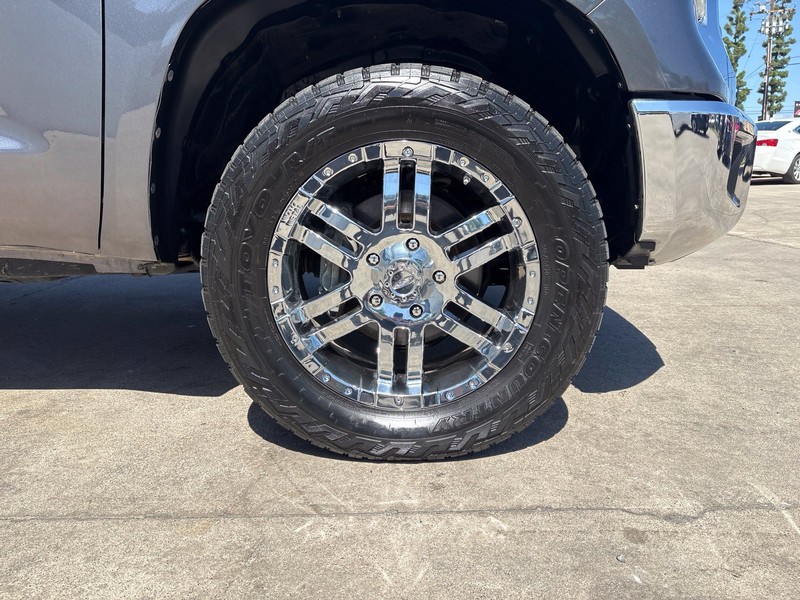 Toyota Tundra 4WD Vehicle Full-screen Gallery Image 13