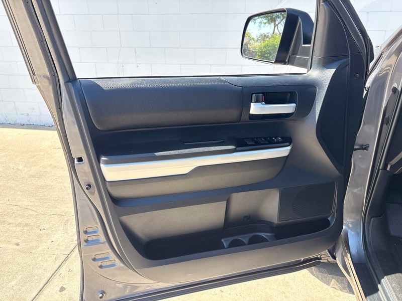 Toyota Tundra 4WD Vehicle Full-screen Gallery Image 14