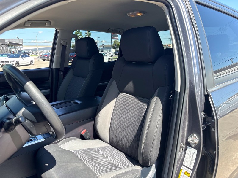 Toyota Tundra 4WD Vehicle Full-screen Gallery Image 16