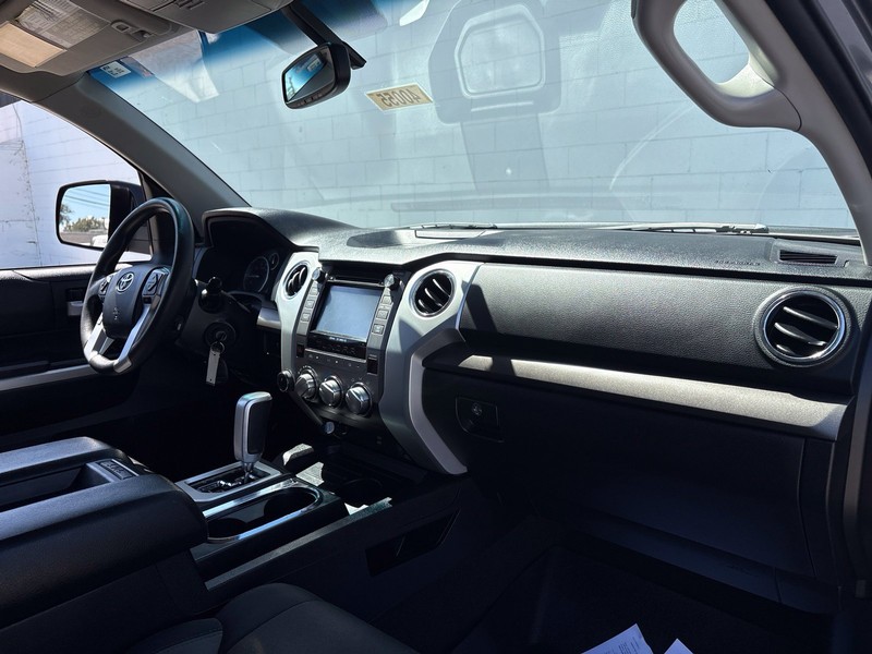 Toyota Tundra 4WD Vehicle Full-screen Gallery Image 18