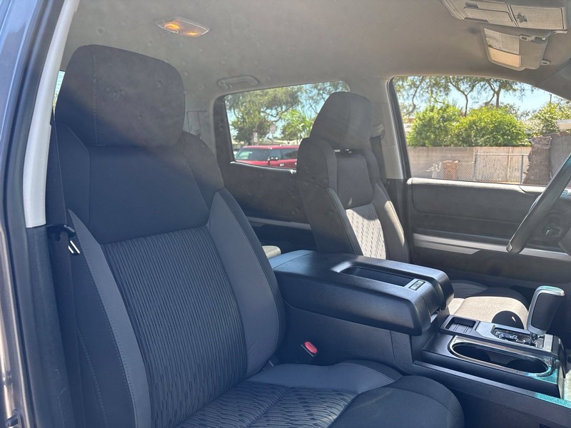 Toyota Tundra 4WD Vehicle Full-screen Gallery Image 19