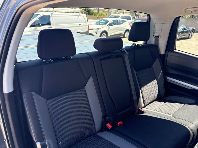 Toyota Tundra 4WD Vehicle Full-screen Gallery Image 20