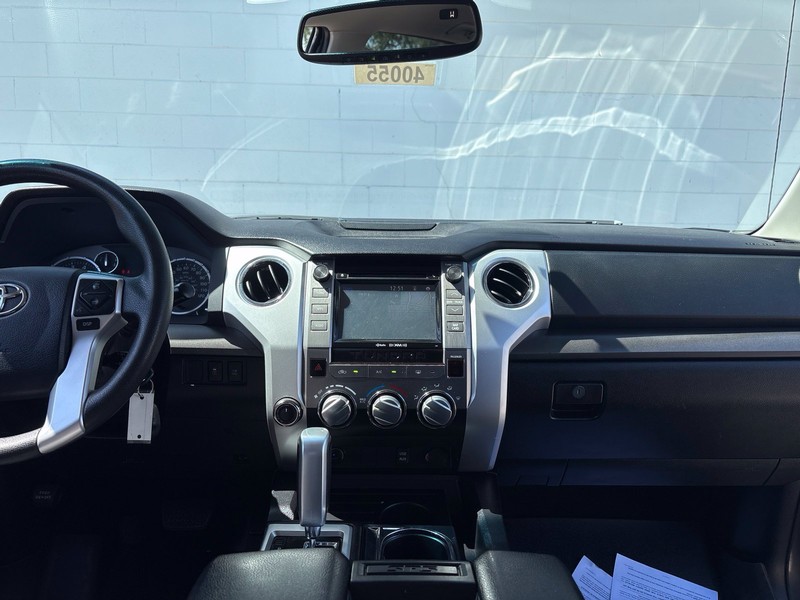 Toyota Tundra 4WD Vehicle Full-screen Gallery Image 26