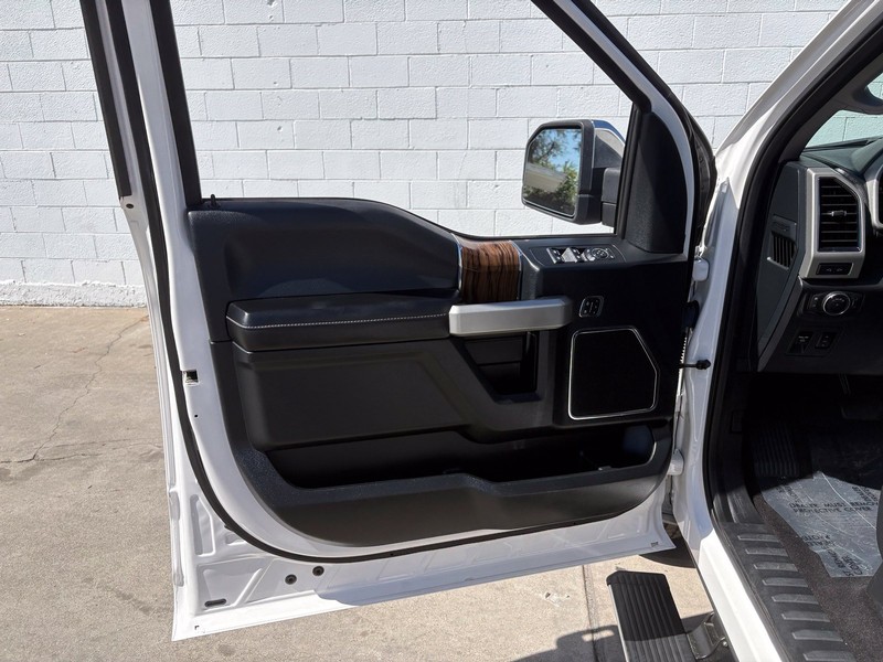 Ford F-150 Vehicle Full-screen Gallery Image 14