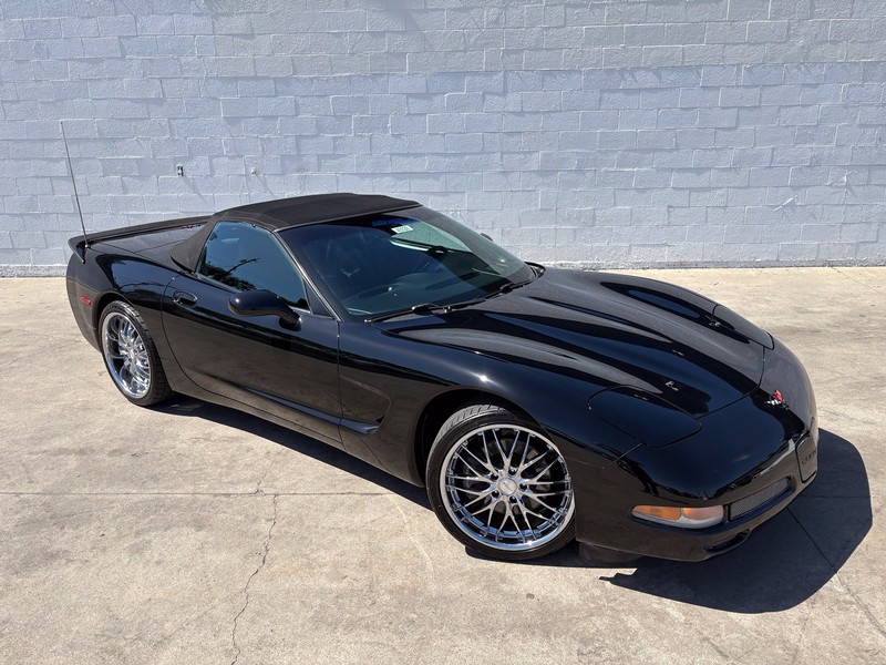 Chevrolet Corvette Vehicle Full-screen Gallery Image 01