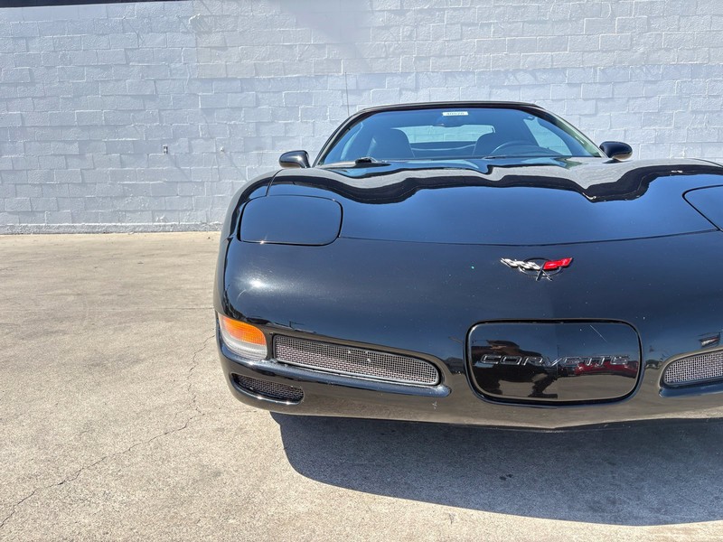 Chevrolet Corvette Vehicle Full-screen Gallery Image 03