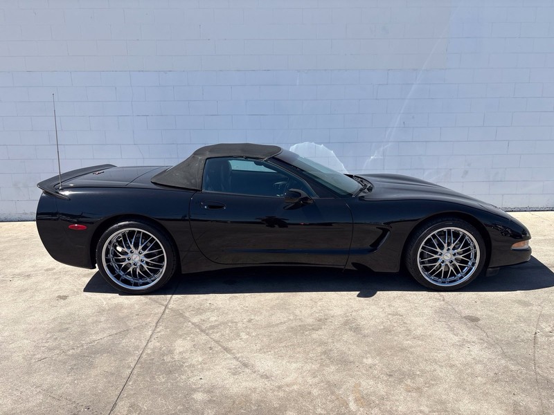 Chevrolet Corvette Vehicle Full-screen Gallery Image 04