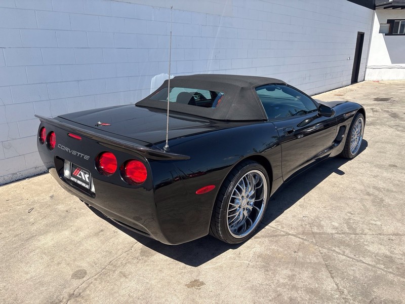 Chevrolet Corvette Vehicle Full-screen Gallery Image 05