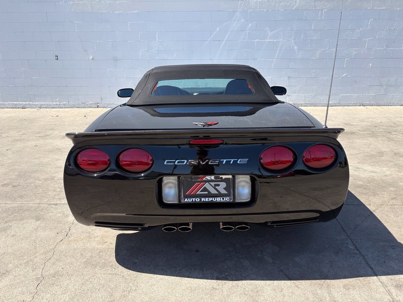 Chevrolet Corvette Vehicle Full-screen Gallery Image 06