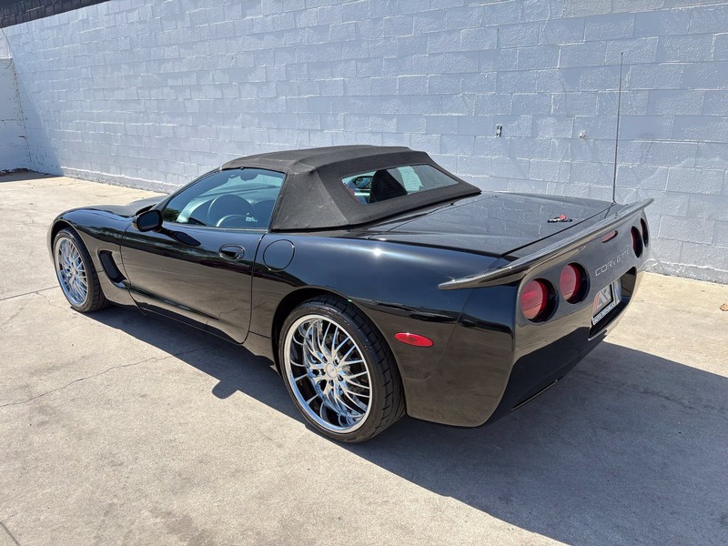 Chevrolet Corvette Vehicle Full-screen Gallery Image 10