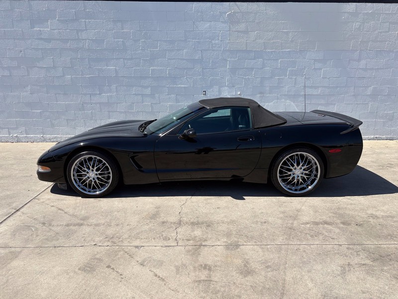 Chevrolet Corvette Vehicle Full-screen Gallery Image 11