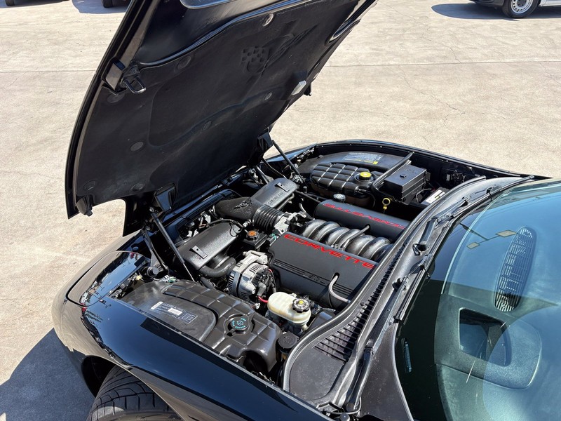 Chevrolet Corvette Vehicle Full-screen Gallery Image 13