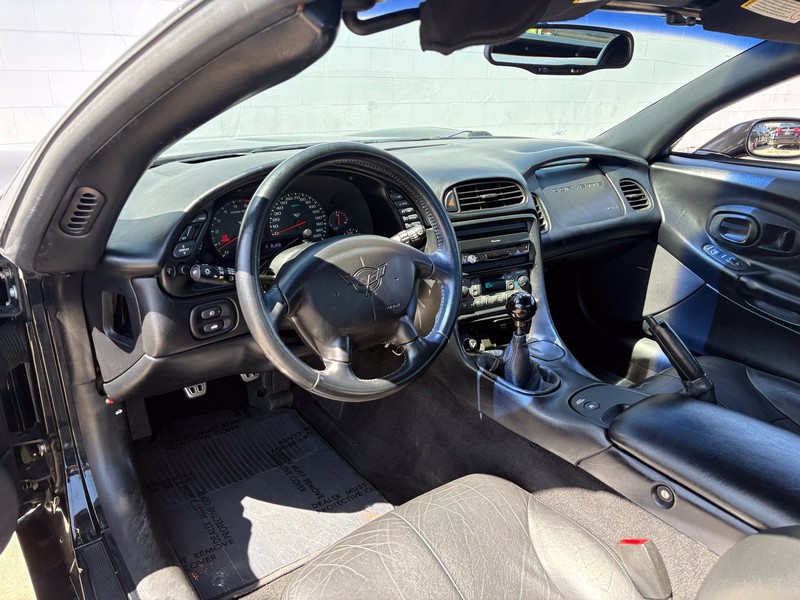 Chevrolet Corvette Vehicle Full-screen Gallery Image 16