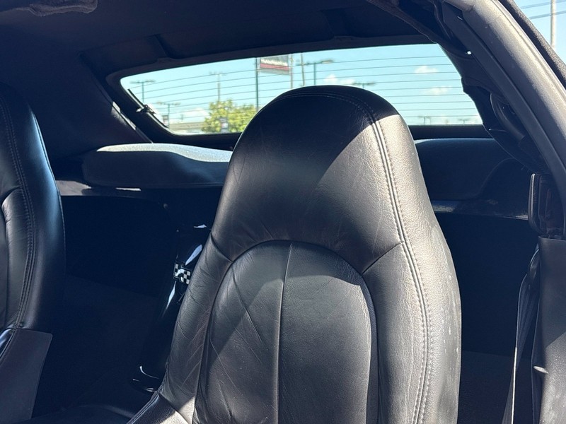 Chevrolet Corvette Vehicle Full-screen Gallery Image 18