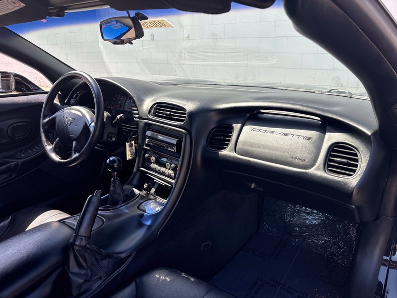 Chevrolet Corvette Vehicle Full-screen Gallery Image 19