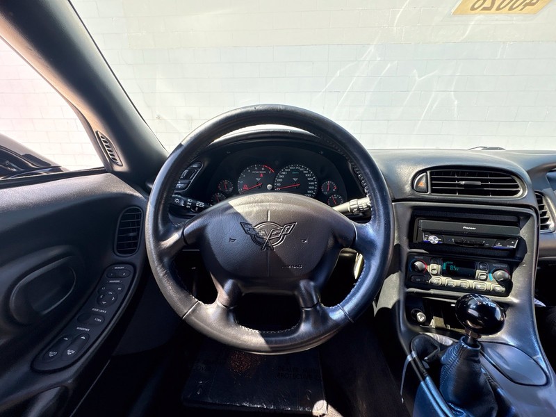 Chevrolet Corvette Vehicle Full-screen Gallery Image 23