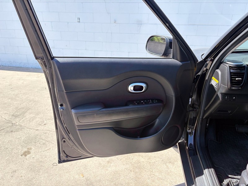 Kia Soul Vehicle Full-screen Gallery Image 14