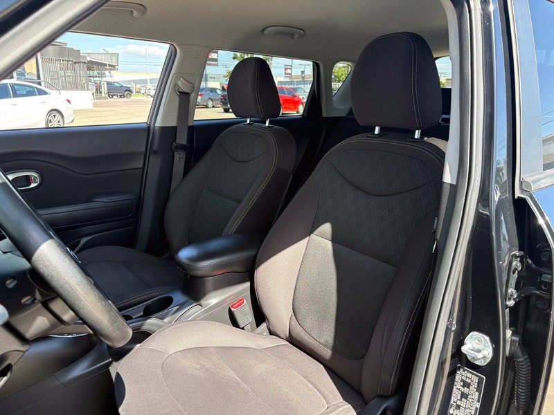 Kia Soul Vehicle Full-screen Gallery Image 16
