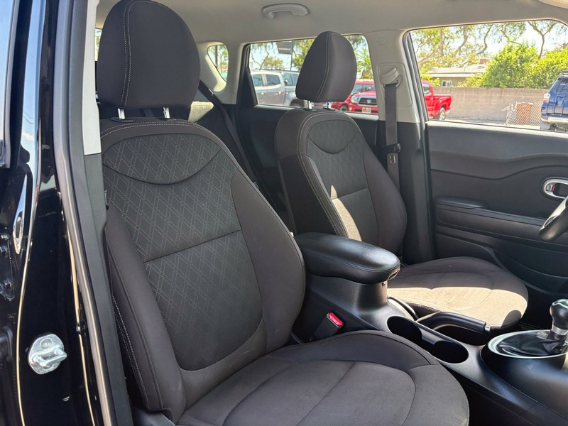 Kia Soul Vehicle Full-screen Gallery Image 19