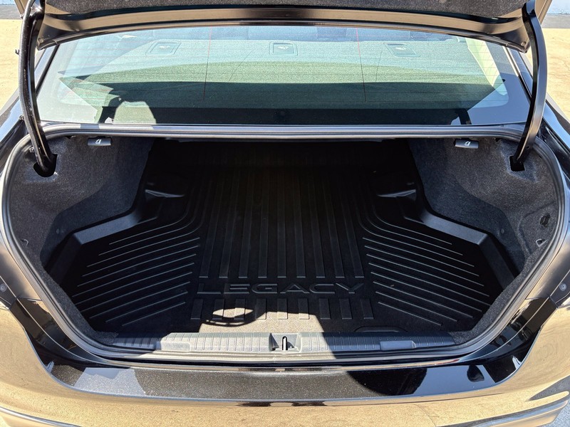 Subaru Legacy Vehicle Full-screen Gallery Image 08