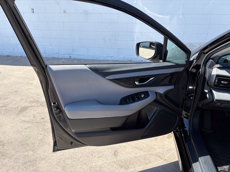 Subaru Legacy Vehicle Full-screen Gallery Image 14