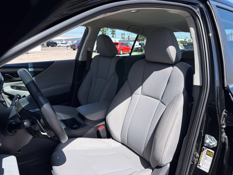 Subaru Legacy Vehicle Full-screen Gallery Image 16