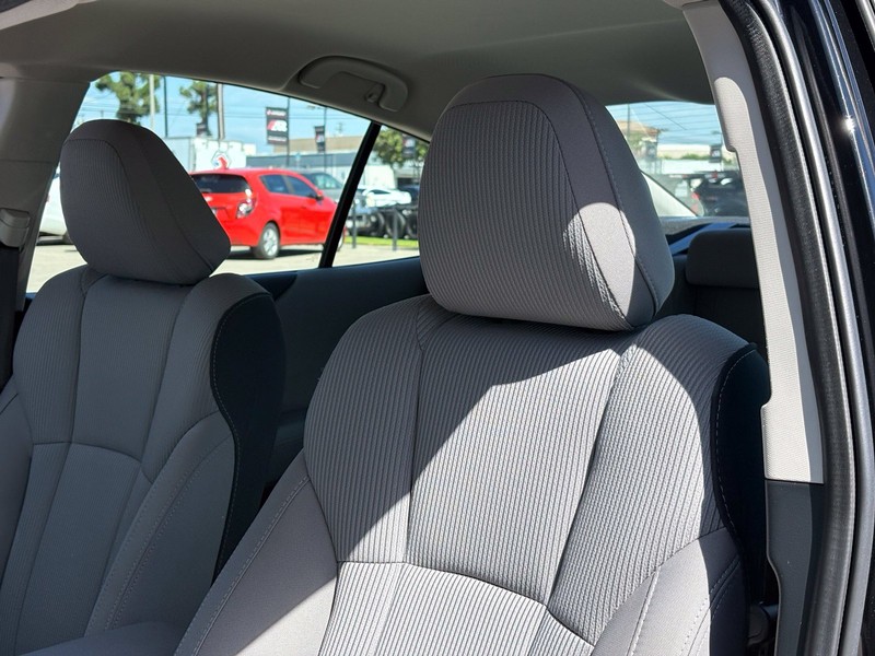 Subaru Legacy Vehicle Full-screen Gallery Image 17