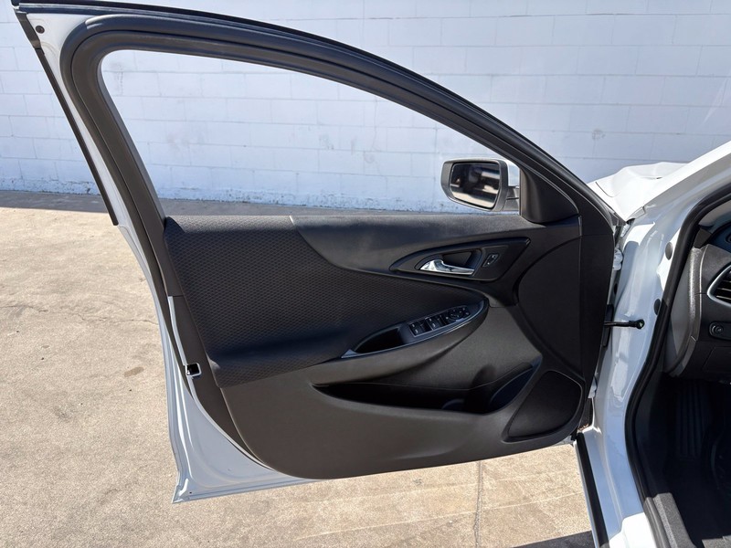 Chevrolet Malibu Vehicle Full-screen Gallery Image 14