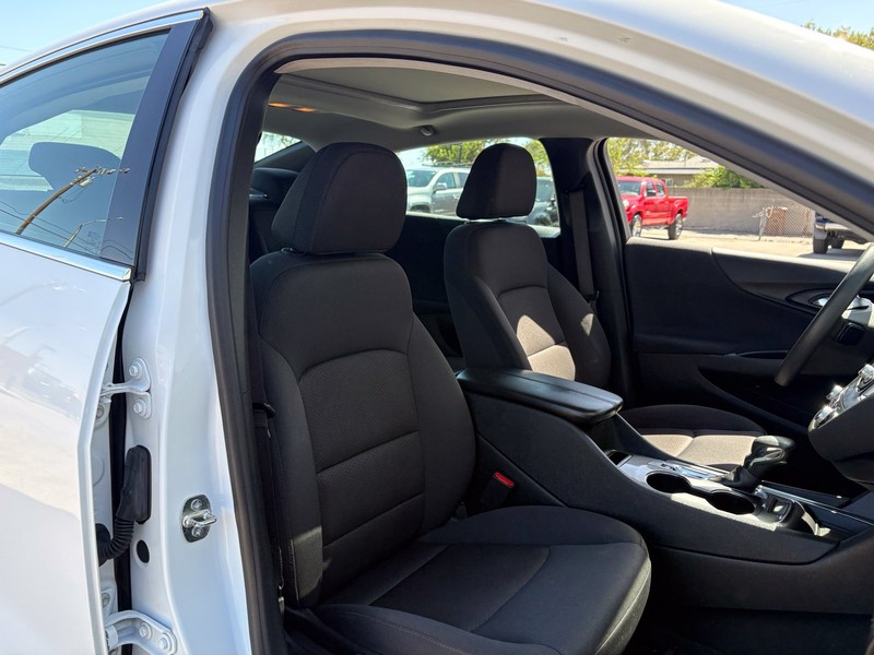 Chevrolet Malibu Vehicle Full-screen Gallery Image 19