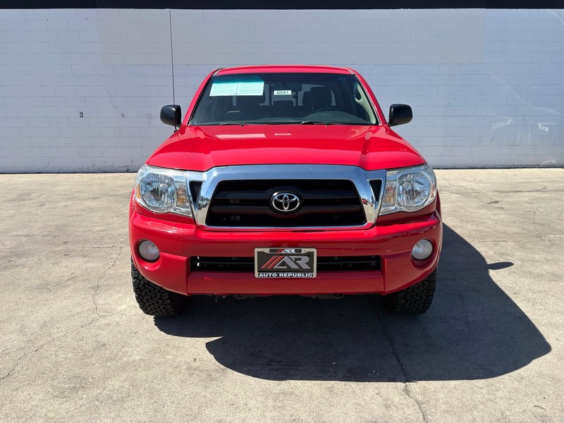 Toyota Tacoma Vehicle Full-screen Gallery Image 02