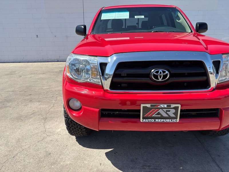 Toyota Tacoma Vehicle Full-screen Gallery Image 03