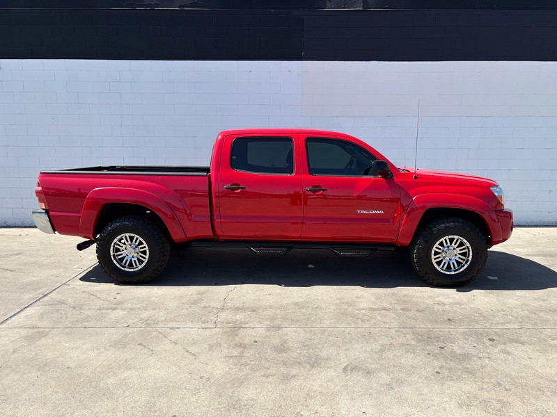 Toyota Tacoma Vehicle Full-screen Gallery Image 04